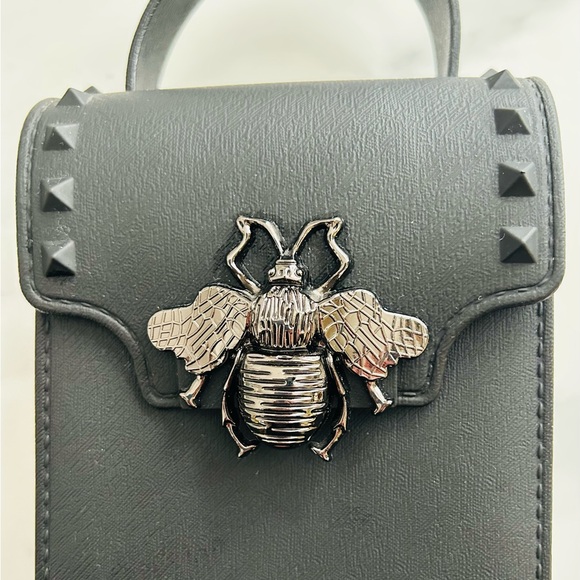 🖤🐝One of a Kind statement bag with Silver Bee Accent & Chain toggle strap - Picture 3 of 10